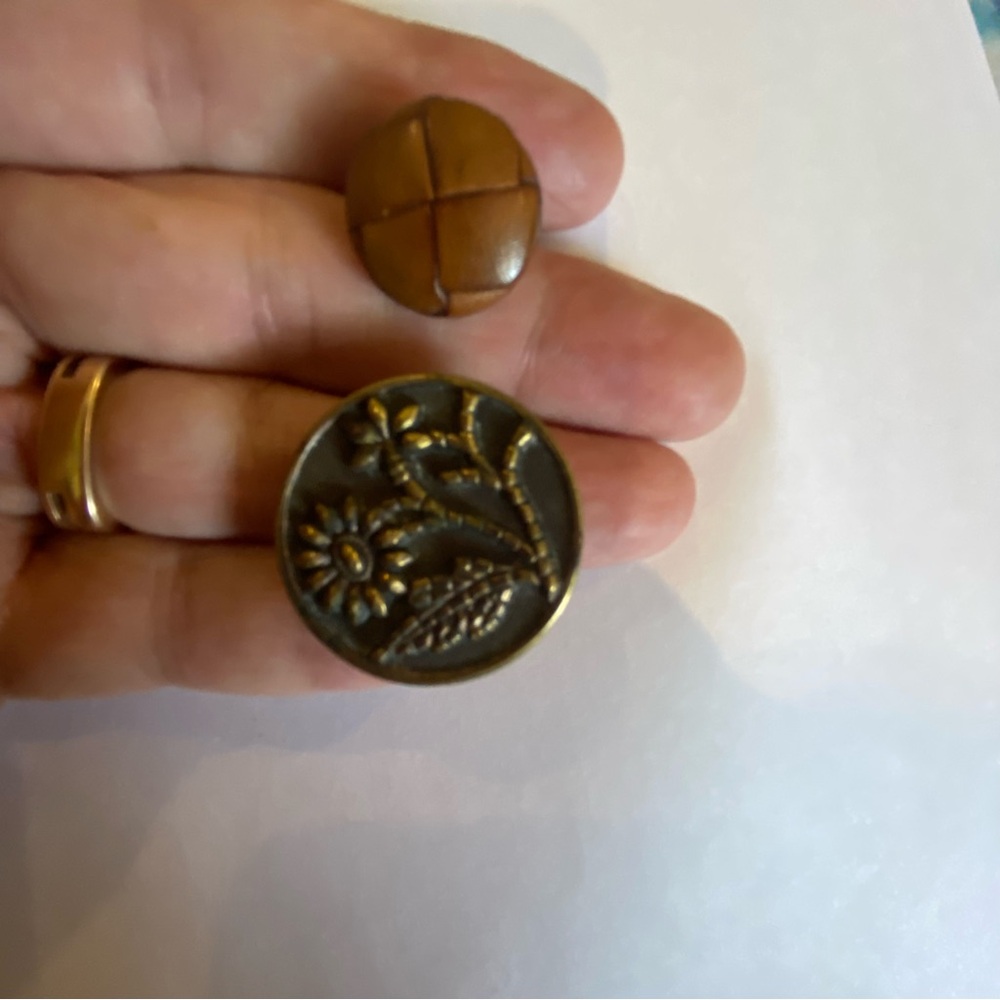 Lot of metal and leather vintage buttons